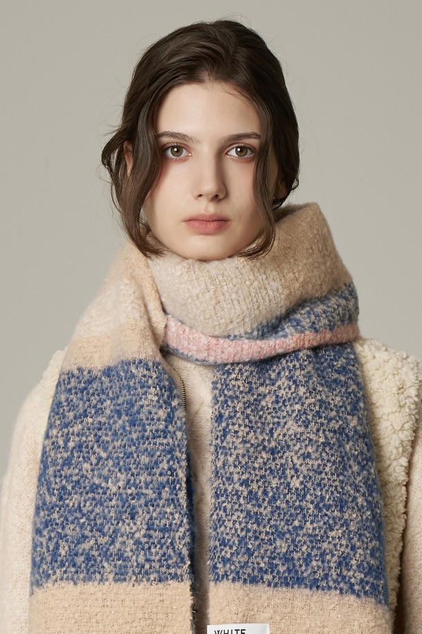 멀티체크 머플러 플렌즈는 여성용 머플러로, 가을과 겨울에 따뜻하게 착용할 수 있습니다. 부드러운 울 소재로 제작되어 뛰어난 촉감을 자랑하며, 두꺼운 두께로 보온성을 높였습니다. 클래식한 무드의 체크 패턴과 블루, 베이지 색상의 조화가 돋보입니다. 롱 스타일로 다양한 스타일 연출이 가능하며, 미니멀한 룩에도 포인트를 더할 수 있습니다.
