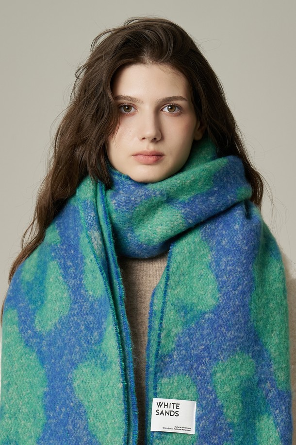 빅 레오파드 머플러 린츠나 (2 colors)는 부드러운 울 소재로 제작된 여성용 머플러입니다. 톤온톤의 투톤 컬러 레오파드 무늬가 특징이며, 두꺼운 두께감으로 가을, 겨울철 보온성을 높여줍니다. 일상생활은 물론 산책룩에도 잘 어울리는 캐주얼 스타일의 머플러로, 클래식하고 미니멀한 룩에도 포인트를 더할 수 있습니다. 블루, 그린 두 가지 색상으로 출시되어 취향에 맞게 선택 가능합니다.
