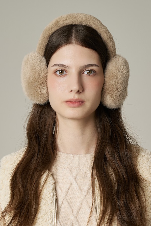 겨울철 따뜻함과 스타일을 책임지는 퍼 접이식 귀마개 마르티입니다. 부드러운 폴리에스터 퍼 소재로 제작되어 뛰어난 보온성을 제공하며, 귀 전체를 포근하게 감싸주어 추운 날씨에도 끄떡없습니다. 접이식 디자인으로 휴대와 보관이 용이하며, 헤어밴드 길이를 1~2cm 조절하여 편안한 착용감을 느낄 수 있습니다. 오프화이트, 베이지, 차콜, 블랙 4가지 세련된 컬러로 출시되어 캐주얼, 클래식, 미니멀 등 다양한 스타일에 매치하기 좋습니다. 심플한 심볼 로고 자수 디테일이 돋보이는 퍼 귀마개 마르티로 따뜻하고 스타일리시한 겨울을 완성하세요.
