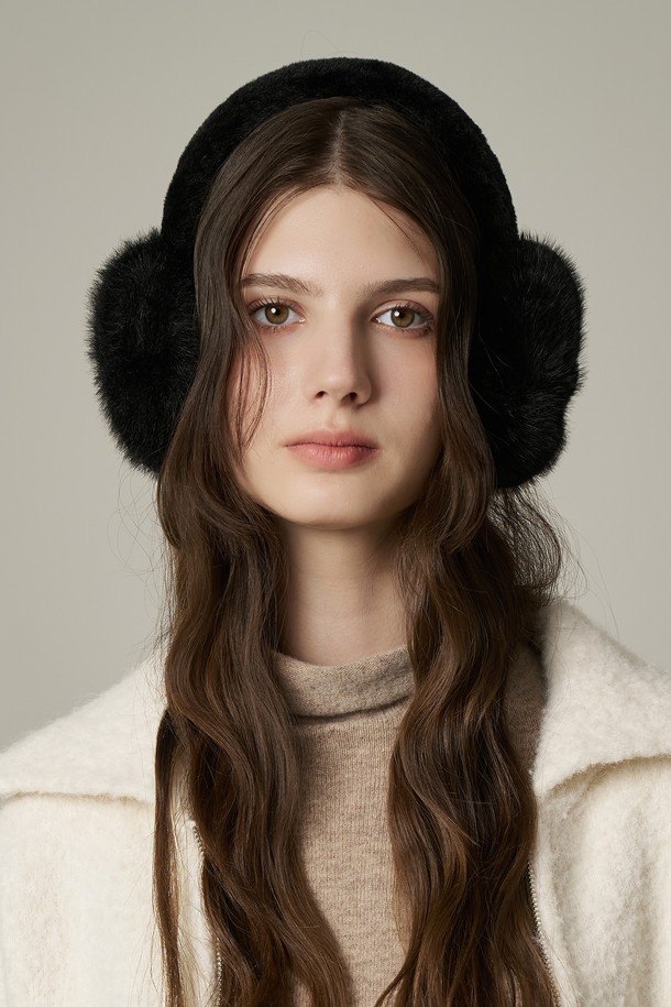 부드러운 폴리에스터 소재로 제작되어 겨울철 귀를 따뜻하게 보호해 주는 "퍼 접이식 귀마개 마르티 (4 colors)"입니다. 오프 화이트 베이지, 차콜, 블랙 3가지 색상으로 출시되어 어떤 스타일에도 매치하기 용이합니다. 귀 전체를 감싸는 구조로 보온성을 높였으며, 부드러운 촉감으로 장시간 착용에도 편안함을 제공합니다. 접이식 디자인으로 휴대와 보관이 간편하며, 헤어밴드 길이 조절이 가능하여 모든 착용자에게 완벽한 핏을 선사합니다. 미니멀, 클래식, 캐주얼 등 다양한 스타일을 즐기는 출근룩 또는 산책룩에 활용하여 세련된 겨울 패션을 완성해 보세요.
