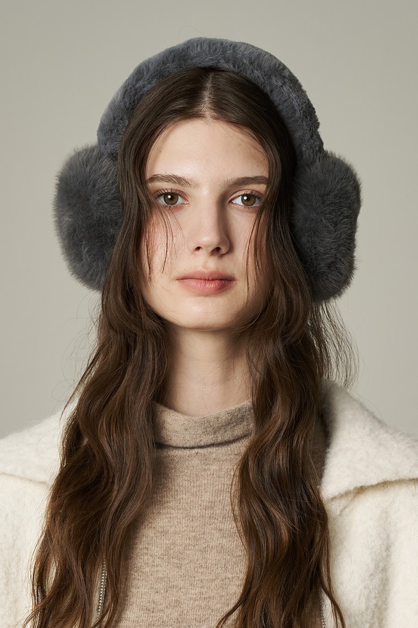 보송보송한 퍼(Fur) 소재와 부드러운 촉감이 특징인 "퍼 접이식 귀마개 마르티"입니다. 오프 화이트 베이지, 차콜 블랙 2가지 색상으로 출시되어 어떤 룩에도 잘 어울립니다. 귀 전체를 감싸는 구조로 뛰어난 보온성을 제공하며, 접이식 디자인으로 휴대와 보관이 용이합니다. 헤어밴드 길이 조절이 가능하여 편안한 착용감을 선사하며, 겨울철 산책룩에 캐주얼, 미니멀, 클래식한 스타일을 더해줍니다. 자수 로고 디테일이 돋보이는 이 귀마개는 장시간 착용에도 편안함을 유지합니다.
