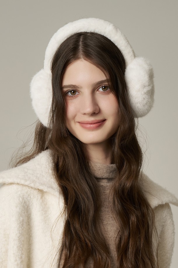 포근한 퍼 소재로 부드러운 촉감이 돋보이는 "퍼 접이식 귀마개 마르티"입니다. 여성스러운 스타일을 완성하는 오프화이트, 베이지, 차콜, 블랙 4가지 색상으로 출시되었습니다. 귀 전체를 감싸는 구조로 뛰어난 보온성을 제공하며, 겨울철 야외 활동 시 따뜻하게 착용할 수 있습니다. 헤어밴드 길이 조절이 가능하여 편안한 착용감을 선사하며, 접이식 디자인으로 휴대 및 보관이 용이합니다. 캐주얼, 미니멀, 클래식 등 다양한 스타일에 매치하여 겨울 스타일링의 포인트를 더해보세요.
