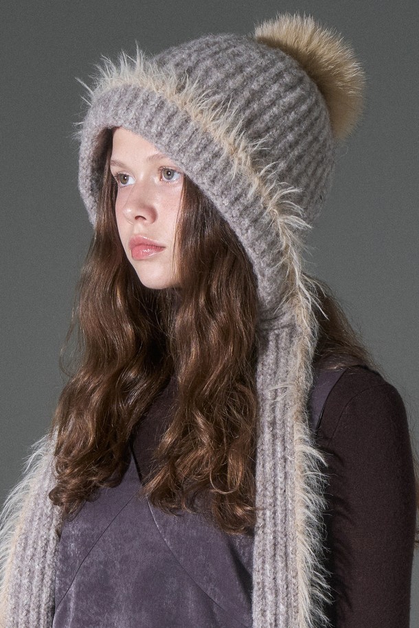 헤어리 롱 보닛햇 시에라 (4 colors)는 가을과 겨울, 당신의 스타일을 완성해 줄 보닛햇입니다. 부드러운 촉감의 폴리에스테르, 아크릴, 울 등의 고급 소재로 제작되어 따뜻하고 편안한 착용감을 선사합니다. 깊은 모자 깊이와 무지 디자인으로 클래식, 미니멀, 캐주얼 등 다양한 스타일 연출이 가능하며, 탈부착 가능한 폭스퍼 폼폼과 스카프 디테일, 메탈 참 장식으로 포인트를 더했습니다. 모임룩, 연말 모임룩에 완벽하게 어울리는 헤어리 롱 보닛햇 시에라는 가볍고 신축성이 좋으며, 친환경 원사를 사용하여 제작되었습니다. 베이지 애쉬 브라운, 차콜 블루 등 세련된 4가지 컬러로 만나보세요.
