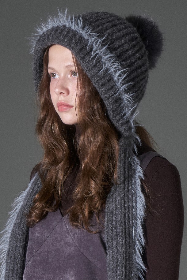 "헤어리 롱 보닛햇 시에라"는 가을, 겨울 시즌에 어울리는 여성용 보닛햇입니다. 부드러운 촉감의 헤어리 소재와 깊은 모자 깊이로 포근함을 선사하며, 베이지 애쉬 브라운과 차콜 블루 2가지 컬러로 만나볼 수 있습니다. 탈부착 가능한 폭스퍼 방울과 메탈 참 장식, 스카프 디테일이 더해져 클래식, 미니멀, 걸리시 스타일 모두 소화 가능합니다. 일상룩은 물론, 데이트룩, 연말 모임룩에도 포인트를 더해보세요. 보온성과 신축성을 갖춰 편안하게 착용할 수 있습니다.
