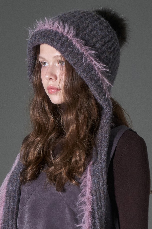 헤어리 롱 보닛햇 시에라 (4 colors)는 부드러운 촉감의 폴리에스터, 아크릴, 울 등 혼방 소재로 제작되어 가을, 겨울철 보온성을 책임지는 여성용 보닛햇입니다. 24cm 깊이로 얼굴을 포근하게 감싸주며, 5cm 챙이 햇빛을 가려줍니다. 무지 디자인에 신축성과 복원력이 뛰어난 친환경 원사를 사용하여 편안한 착용감을 선사합니다. 베이지 애쉬브라운, 차콜 등 4가지 다채로운 컬러로 출시되었으며, 탈부착 가능한 폭스퍼 방울과 헤어리한 배색 디테일의 목도리로 클래식, 미니멀, 캐주얼 스타일을 연출할 수 있습니다. 금속 참 장식이 고급스러움을 더합니다.
