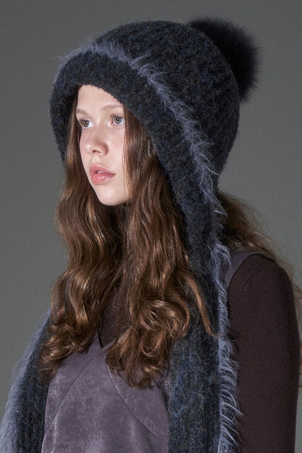 헤어리 롱 보닛햇 시에라 (4 colors)는 가을과 겨울, 여성 고객을 위해 디자인된 보닛햇입니다. 베이지 애쉬브라운, 차콜 등 4가지 다채로운 색상으로 출시되었으며, 부드러운 촉감과 24cm의 모자 깊이로 편안한 착용감을 선사합니다. 가볍고 따뜻한 울 혼방 소재에 신축성과 복원력이 뛰어난 친환경 원사를 사용하여 제작되었으며, 5cm 챙과 무지 디자인, 금속 참과 폭스퍼 방울 디테일로 클래식, 미니멀, 캐주얼 스타일을 연출하기 좋습니다. 보온 기능을 갖춘 헤어리한 배색 디테일의 목도리가 특징입니다.
