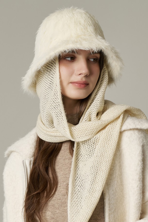 포근한 헤어리 퍼 원사로 제작되어 부드러운 촉감이 돋보이는 "탈착 머플러 헤어리 둥근 햇 리온나" 버킷햇입니다. 아이보리, 애쉬그레이 등 4가지 다채로운 색상으로 출시되어 겨울철 데이트룩, 연말 모임룩 등 다양한 TPO에 활용 가능합니다. 탈부착 가능한 머플러와 스웨이드 금속 로고 장식으로 디자인 포인트를 더했으며, 가볍고 포근한 착용감을 선사합니다. 중간 깊이의 모자에 좁은 챙으로 제작되었으며, 보온성을 높여 겨울철에도 따뜻하게 착용할 수 있습니다. 클래식, 미니멀, 캐주얼 등 어떤 스타일에도 잘 어울려 데일리 아이템으로 활용하기 좋습니다.
