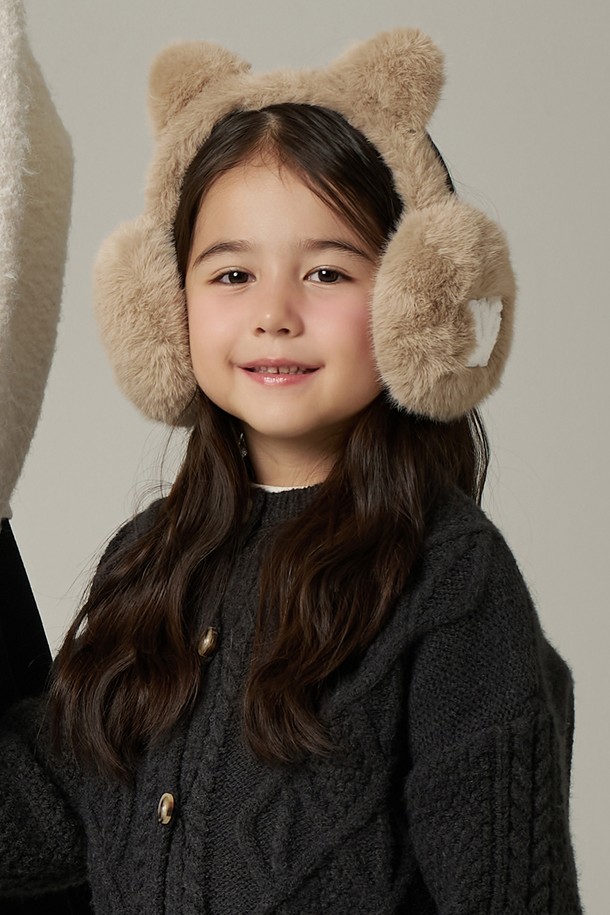 따뜻함과 스타일을 모두 갖춘 "퍼 접이식 귀마개 키즈 마르티"를 만나보세요! 부드러운 폴리에스터 퍼 소재와 두꺼운 두께로 제작되어 겨울철 찬 바람으로부터 아이들의 귀를 포근하게 보호합니다. 귀 전체를 감싸는 안정적인 구조와 접이식 디자인으로 편리하게 휴대하고 보관할 수 있으며, 4-7세 아이들에게 적합합니다. 산책룩, 캐주얼, 클래식, 미니멀 스타일 모두에 잘 어울리며, 사랑스러운 키즈 심볼 부클 자수 장식이 돋보입니다. 오프화이트 베이지, 차콜, 블랙 3가지 세련된 컬러로 출시되어 아이의 겨울 패션을 더욱 돋보이게 합니다.
