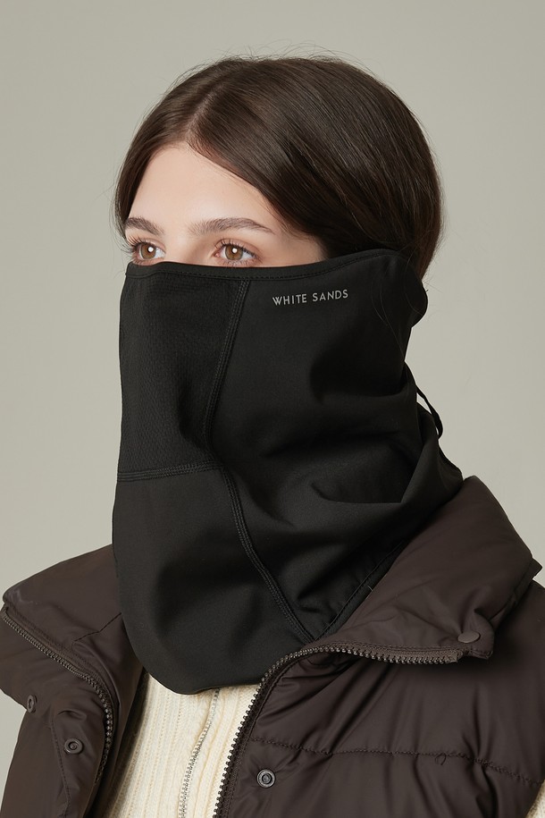 그린라벨 방한 UV 프로텍션 안면 마스크 아르반은 골프, 하이킹, 러닝, 캠핑 등 다양한 야외 활동에 적합한 겨울용 마스크입니다. 폴리에스테르와 폴리우레탄 혼방 소재로 제작되어 뛰어난 신축성과 보온성을 제공하며, UPF50+ 자외선 차단 기능으로 피부를 보호합니다. 내부 플리스 안감과 메쉬 통기 시스템으로 따뜻함과 쾌적함을 동시에 느낄 수 있으며, 4방향 스트레치 기능으로 편안한 착용감을 선사합니다. 조절 가능한 후면 스트랩을 통해 얼굴에 맞게 밀착하여 착용 가능하며, 온도상승효과 +2°C로 보온성을 높였습니다. 스포티, 고프코어, 미니멀 스타일의 러닝룩, 캠핑룩, 골프룩에 잘 어울립니다.
