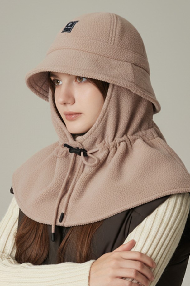 그린라벨 플리스 탈착 워머 둥근 버킷햇 코쉬카 (4 colors)는 아웃도어 활동과 일상 모두 활용 가능한 공용 버킷햇입니다. 가을, 겨울 시즌에 적합하며, 부드러운 폴리에스테르 소재와 두꺼운 두께감으로 따뜻함을 제공합니다. 16cm의 모자 깊이와 앞챙 7cm, 뒷챙 8cm의 챙 넓이로 편안한 착용감을 선사하며, 무지 디자인에 PVC 패치, 지퍼, 반사 라벨, 벨크로 스트랩 디테일로 포인트를 더했습니다. 탈착식 워머와 COOLMAX 땀흡수 패드가 적용되어 보온, 흡습, 방풍, 속건 기능까지 갖춘 실용적인 제품입니다. 캠핑룩, 등산룩, 캐주얼, 고프코어, 미니멀 스타일을 즐겨 입는 분들께 추천합니다.
