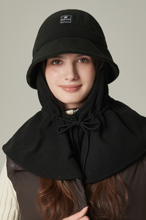 그린라벨 플리스 탈착 워머 둥근 버킷햇 코쉬카 (4 colors)는 겨울철 보온성을 책임지는 버킷햇입니다. 부드러운 촉감의 폴리에스테르 소재에 두꺼운 두께감으로 제작되었으며, 탈부착 가능한 플리스 워머가 포함되어 더욱 따뜻하게 착용할 수 있습니다. 16cm 깊이의 둥근 챙과 앞 7cm, 뒤 8cm의 넉넉한 챙 넓이로 스타일리시함을 더하고, 쿨맥스 소재의 스웨트밴드가 땀 흡수를 도와 쾌적한 착용감을 선사합니다. 무지 디자인에 PVC 패치 로고와 반사 라벨 디테일이 돋보이며, 벨크로 사이즈 조절 기능으로 편안하게 착용할 수 있습니다. 크림베이지, 블루그레이, 블랙 등 4가지 색상으로 출시되어 다양한 겨울 스타일을 연출할 수 있습니다.
