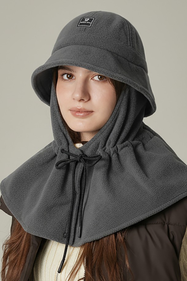 그린라벨 플리스 탈착 워머 둥근 버킷햇 코쉬카는 부드러운 플리스 소재로 제작되어 가을, 겨울철 따뜻함을 선사하는 버킷햇입니다. 깊고 넓은 챙으로 디자인되어, 캐주얼, 미니멀, 클래식 스타일의 산책룩에 잘 어울립니다. 워머가 탈착 가능하여 다양한 스타일 연출이 가능하며, 무지 디자인에 그레이, 블랙, 베이지, 브라운 4가지 컬러로 출시되었습니다. 넉넉한 모자 깊이와 부드러운 촉감, 그리고 사이즈 조절 기능으로 편안한 착용감을 제공합니다.
