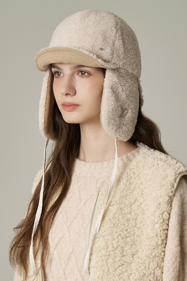 부클 이어머프 캡 키엘로 (4 colors)는 부드러운 부클 소재로 제작되어 포근한 착용감을 선사하는 여성용 이어머프 캡입니다. 깊은 모자 깊이와 중간 챙 넓이로 안정적인 착용감을 제공하며, 겨울과 가을철 방한을 위한 필수템입니다. 베이지 및 키엘로 컬러를 포함한 4가지 색상으로 출시되어 다양한 스타일에 매치하기 용이합니다. 캐주얼, 클래식, 미니멀 스타일을 즐겨 입는 분들에게 훌륭한 선택이 될 것입니다. 귀덮개 일체형 디자인으로 보온성을 극대화했습니다.
