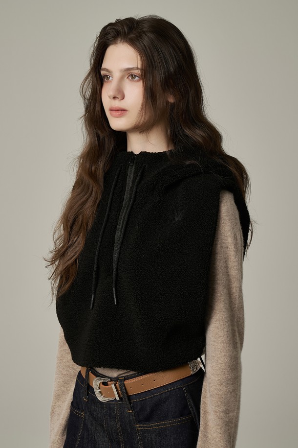 부클 후드 바라클라바 루아벤 (3 colors)은 캐주얼, 미니멀, 클래식 스타일을 아우르는 모자입니다. 부드러운 부클 소재로 제작되어 가을, 겨울철 보온과 방한에 탁월하며, 깊은 모자 깊이와 목까지 감싸는 디자인으로 추운 날씨에도 따뜻함을 유지해줍니다. 블랙, 베이지, 브라운 3가지 색상으로 출시되어 다양한 룩에 매치하기 용이합니다. 무지 디자인에 후드 디테일이 더해져 심플하면서도 개성 있는 스타일을 연출합니다.
