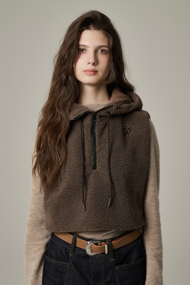 부클 후드 바라클라바 루아벤 (3 colors)은 여성용 바라클라바입니다. 애쉬 브라운 컬러의 부드러운 부클 퍼 소재로 제작되어 가을과 겨울철 보온에 효과적입니다. 깊은 모자 깊이와 후드 스트링 끈, 속면 스트랩으로 편안한 착용감을 제공하며, 흡습속건 기능으로 쾌적함을 유지합니다. 경량 디자인과 무지 패턴에 체인 자수 디테일이 더해져 캐주얼, 미니멀, 고프코어 스타일 모두 소화 가능하며, 등산룩이나 캠핑룩에 활용하기 좋습니다. 사이즈 조절이 가능하여 더욱 편리하게 사용할 수 있습니다.
