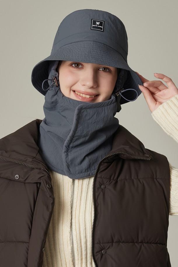 그린라벨 탈착 워머 방한 버킷햇 페르마는 아웃도어 활동과 일상에서 모두 활용 가능한 모자입니다. 깊은 모자 깊이와 넓은 챙으로 제작되었으며, 부드러운 촉감의 나일론과 폴리에스테르 혼방 소재를 사용하여 보온성을 높였습니다. 탈부착 가능한 워머가 있어 추운 날씨에도 따뜻하게 착용할 수 있으며, 방수, 발수, 방풍 기능으로 변덕스러운 날씨에도 끄떡없습니다. 베레모 스타일의 디자인에 무지 패턴으로 캐주얼, 고프코어, 미니멀룩 등 다양한 스타일에 매치하기 좋습니다. 그레이와 블랙 색상으로 출시되어 등산, 캠핑, 여행 등 다양한 TPO에 활용할 수 있습니다.
