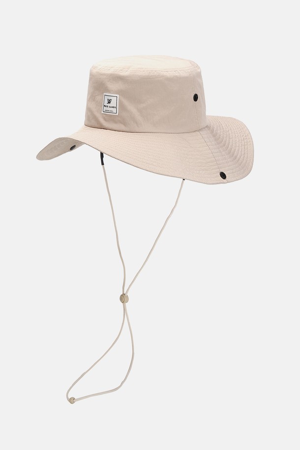 그린라벨 립스탑 라이트 와이드 버킷햇은 가볍고 시원한 착용감을 선사하는 모자입니다. 나일론과 폴리에스테르 혼방 소재로 제작되어 얇지만 튼튼하며, 10cm 깊이의 모자 깊이와 8.5cm 앞챙, 13cm 뒷챙으로 햇빛을 효과적으로 가려줍니다. 4가지 색상(베이지, 다크그린, 그레이, 블랙)으로 출시되었으며, 쿨맥스 스웨트밴드, 메쉬 안감, 방수 기능, UV 차단 기능, 사이즈 조절 기능, 탈부착 스트랩 등 다양한 기능으로 일상 및 아웃도어 활동에 적합합니다.
