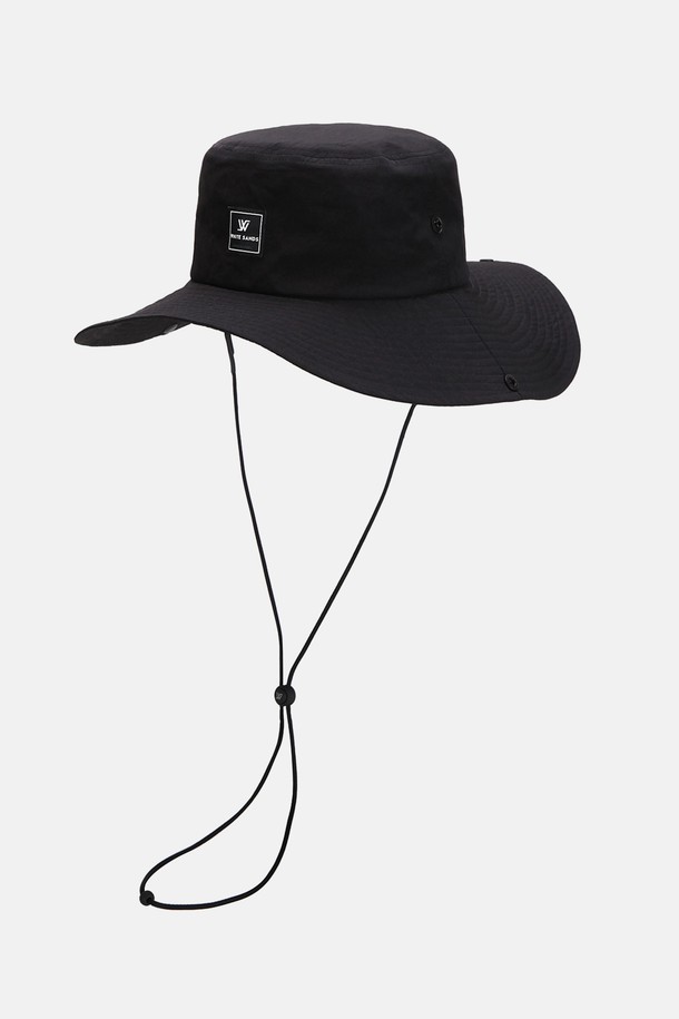 그린라벨 립스탑 라이트 와이드 버킷햇은 나일론과 폴리에스터 혼방 소재로 제작되어 가볍고 부드러운 촉감을 자랑하며, 얇은 두께로 봄, 여름철에도 쾌적하게 착용할 수 있습니다. 10cm의 모자 깊이와 앞 8.5cm, 뒤 13cm의 챙 넓이로 자외선 차단 기능을 제공하며, 쿨맥스 소재 안감 및 매쉬 안감으로 통기성을 높였습니다. 베이지, 다크그린, 그레이, 블랙 4가지 색상으로 출시되었으며, PVC 패치 로고, 스트랩, 스냅 단추 등의 디자인 디테일이 돋보이는 데일리 및 아웃도어용 모자입니다.
