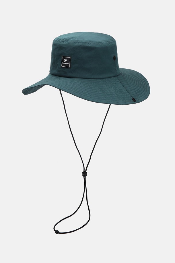 그린라벨 립스탑 라이트 와이드 버킷햇은 나일론과 폴리에스테르 혼방 소재로 제작되어 가볍고 시원한 착용감을 제공합니다. 10cm 깊이의 모자와 앞 8.5cm, 뒤 13cm의 챙으로 햇빛을 효과적으로 차단하며, 통기성이 뛰어난 메쉬 안감과 쿨맥스 스웨트밴드가 쾌적함을 더합니다. 블랙, 베이지, 다크그린, 그레이 4가지 색상으로 출시되었으며, 탈부착 가능한 스트랩과 사이즈 조절 기능으로 편리하게 사용할 수 있습니다.
