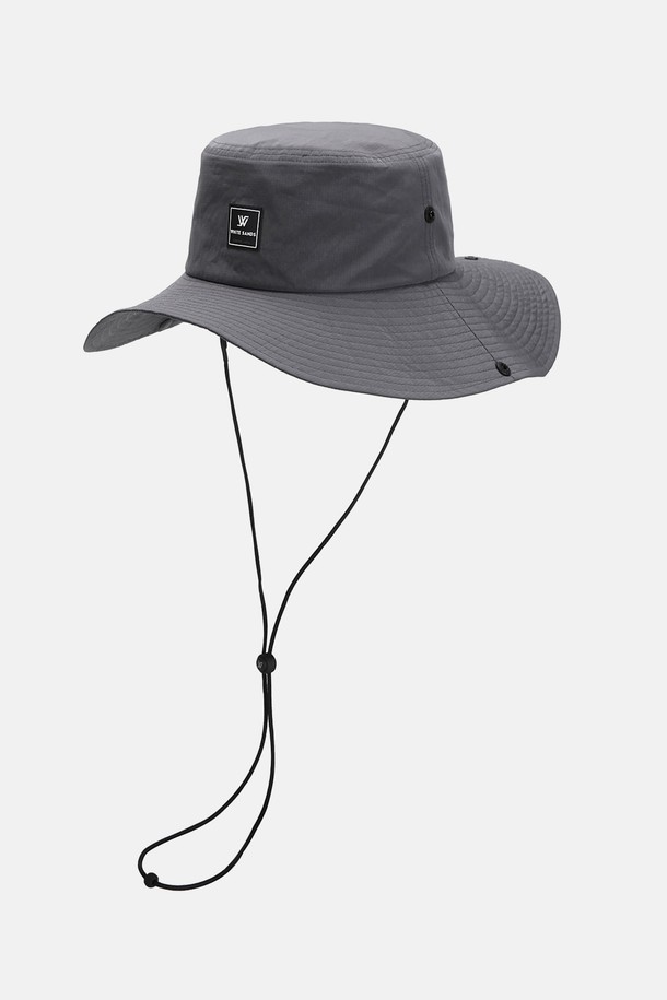 그린라벨 립스탑 라이트 와이드 버킷햇은 나일론과 폴리에스터 혼방 소재로 제작되어 가볍고 시원한 착용감을 제공하며, 10cm의 모자 깊이와 8.5cm 앞챙, 13cm 뒤챙으로 햇빛을 효과적으로 가려줍니다. 통기성이 우수하고 생활 방수, UV 차단 기능으로 쾌적하게 착용 가능하며, 쿨맥스 땀받이와 메쉬 안감, 탈부착 스트랩으로 편의성을 높였습니다. 베이지, 다크그린, 그레이, 블랙 4가지 색상으로 출시되어 일상 및 아웃도어 활동에 모두 적합하며, 구김이 적고 휴대성이 좋습니다.
