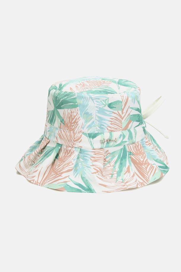 시원한 냉감 기능과 트로피컬 프린팅으로 청량한 여름 스타일을 완성하는 "콜마르" 냉감 셔링 버킷햇입니다. 부드러운 폴리에스터와 폴리우레탄 혼방 소재로 제작되어 가볍고, 10cm 깊이의 모자 깊이와 8cm의 챙이 편안한 착용감과 자외선 차단 기능을 제공합니다. "애쉬 그린"과 "퍼플 레드" 등 4가지 다채로운 색상으로 출시되어, 일상 및 여행 시 시원하고 스타일리시하게 연출할 수 있습니다.
