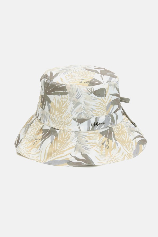 시원한 냉감 기능과 트로피컬 프린트가 돋보이는 콜마르 냉감 셔링 버킷햇입니다. 10cm 깊이와 8cm 챙으로 자외선 차단과 스타일을 동시에 잡았으며, 부드러운 촉감의 폴리에스터, 폴리우레탄 혼방 소재를 사용하여 편안한 착용감을 제공합니다. 애쉬 그린, 퍼플 레드 등 4가지 컬러로 출시되었으며, 가볍고 내구성이 뛰어나 여름철 데일리룩에 활용하기 좋습니다.

