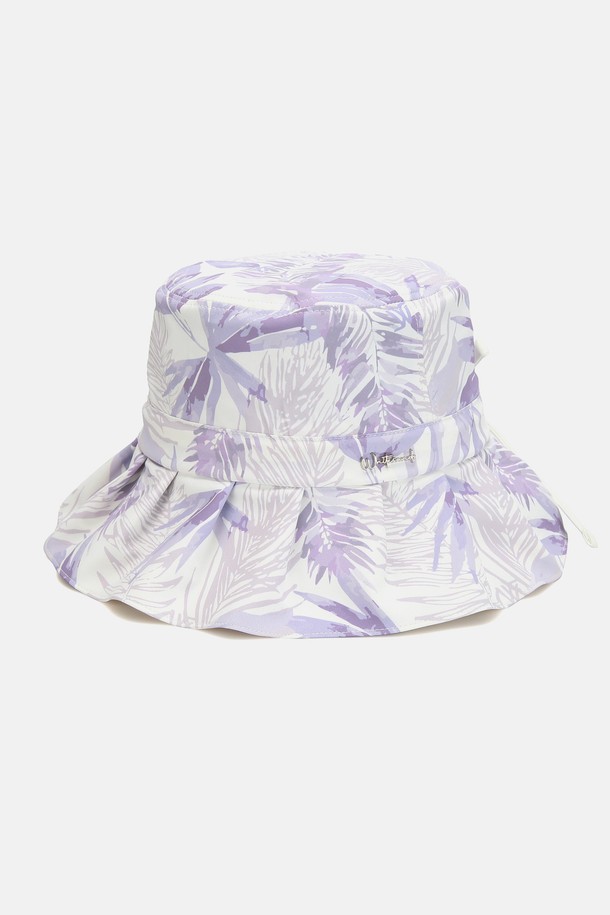 콜마르 냉감 트로피컬 셔링 버킷햇은 시원한 착용감을 제공하는 봄, 여름 시즌 필수 아이템입니다. 가볍고 내구성이 뛰어나며, 10cm 모자 깊이와 8cm 챙 넓이로 편안한 착용감을 선사합니다. 시원한 냉감 기능과 자외선 차단, 발수 기능은 물론, 셔링 및 금속 로고, 사이즈 조절 스트랩, 100% 면 내부 땀받이로 섬세한 디자인과 실용성을 모두 갖춘 공용 버킷햇입니다. 애쉬 그린, 퍼플 레드의 트로피컬 패턴 2가지 색상으로 만나보세요.
