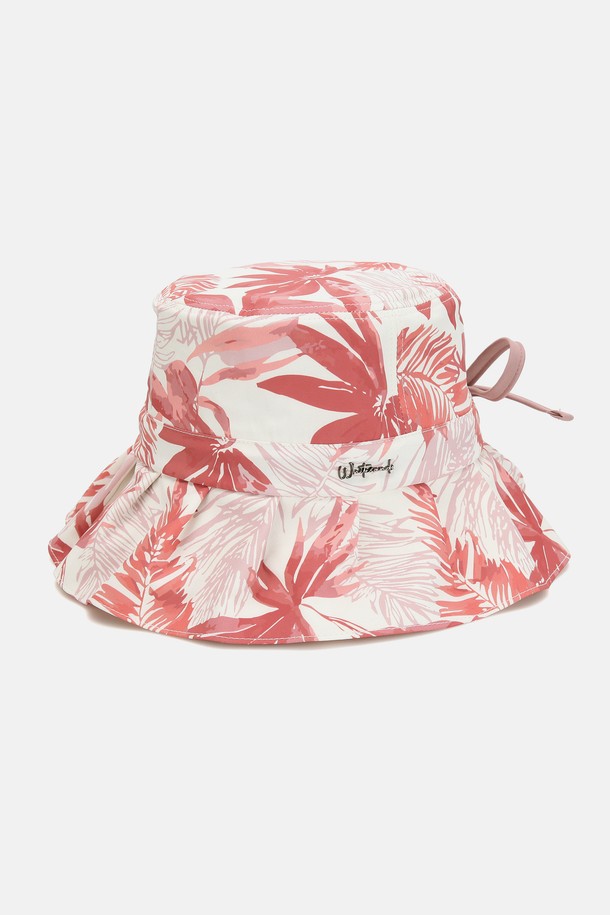 "콜마르" 냉감 트로피컬 셔링 버킷햇은 시원한 여름을 위한 필수템입니다. 폴리에스터, 폴리우레탄, 면 혼방 소재로 제작되어 부드러운 촉감과 얇은 두께로 편안한 착용감을 선사하며, 챙 넓이 8cm, 모자 깊이 10cm의 디자인입니다. 애쉬 그린, 퍼플 레드 등 4가지 컬러로 출시되었으며, 냉감 기능, 생활 방수, UV 차단 기능으로 실용성을 더하고, 금속 로고, 주름, 스트랩 디테일이 돋보입니다.
