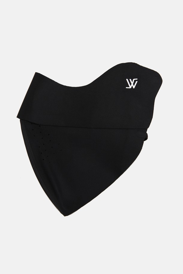 그린라벨 UV 프로텍션 쿨링 끈 조절 마스크 린다우는 나일론과 스판덱스 혼방 소재로 제작되어 부드러운 촉감과 얇은 두께로 편안한 착용감을 제공합니다. UPF50+ 자외선 차단 기능과 4방향 스트레치, 3D 입체설계, 심리스 구조로 활동성을 높였으며, 땀을 빠르게 흡수하고 건조시키는 흡습·속건 기능, 냉감 기능으로 쾌적함을 유지합니다. 화이트, 라이트그레이, 블랙 3가지 색상으로 출시되어 골프, 하이킹, 라이딩, 러닝, 캠핑, 일상 등 다양한 활동에 활용 가능합니다.