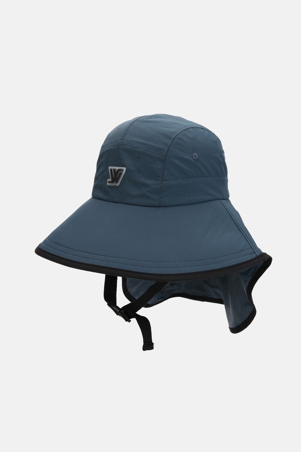 그린라벨 워터프루프 와이드 선쉐이드 캠프 플랩캡 라바울은 얇고 부드러운 나일론 소재로 제작되어 시원한 착용감을 제공하며, 5가지 다채로운 색상(네이비, 블랙, 베이지, 카키, 그레이)으로 출시되었습니다. 깊은 모자 깊이와 와이드 챙으로 햇빛을 효과적으로 차단하며, 방수 기능과 턱끈 디테일로 아웃도어, 캠핑, 일상생활 어디에서든 편안하게 착용할 수 있습니다. 사이즈 조절이 가능하며, 플랩 디자인으로 스타일리시함까지 더했습니다.
