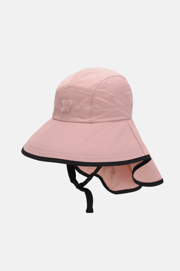 그린라벨 워터프루프 와이드 선쉐이드 플랩캡은 나일론과 폴리에스테르 소재로 제작되어 가볍고 부드러운 촉감을 자랑하며, 17cm 깊이로 편안한 착용감을 제공합니다. 방수, 자외선 차단 기능을 갖춰 아웃도어 활동과 캠핑, 일상생활에서 햇빛으로부터 효과적으로 보호해줍니다. 8cm 앞챙과 52cm 뒷챙은 넓은 면적을 커버하며, 메쉬 안감과 쿨맥스 소재 땀 흡수밴드, 탈부착 가능한 턱끈, 젖어도 형태가 유지되는 강화 챙 등 다양한 기능으로 쾌적함을 더합니다. 아이보리, 핑크, 블루그레이, 블랙 등 4가지 색상으로 출시되었습니다.
