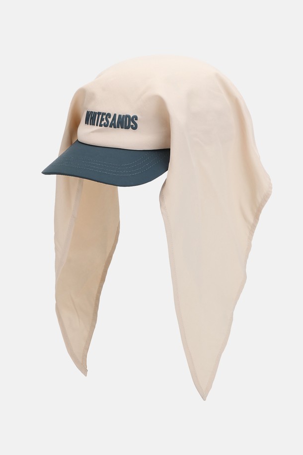 워셔블 반다나 캡 키즈 볼로스는 봄, 여름철 야외 활동에 적합한 키즈용 반다나 캡입니다. 나일론 소재로 제작되어 가볍고 부드러운 촉감을 제공하며, 얇은 두께감으로 시원하게 착용할 수 있습니다. 엠보싱 로고와 투톤 컬러 디자인, 5.5cm 챙, 그리고 4cm 모자 깊이가 특징이며, 방수, 자외선 차단 기능과 사이즈 조절, 경량성을 갖춰 실용성을 더했습니다. 베이지, 핑크, 퍼플, 차콜 4가지 색상으로 출시되었으며, 선캡 형태의 안정적인 크라운 구조, 조절 가능한 사이즈 피팅, 목 부분을 덮는 확장형 선실드, 다양한 스타일링이 가능한 선실드를 통해 아이들의 활동성을 돕습니다.
