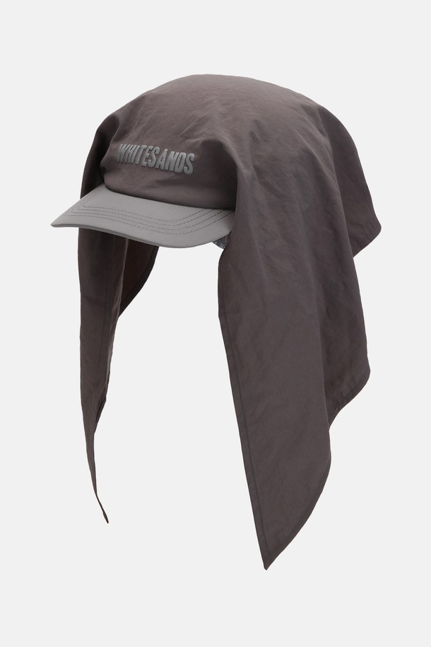 워셔블 반다나 캡 키즈 볼로스는 가볍고 내구성이 뛰어난 나일론 소재로 제작되어 봄, 여름철 자외선으로부터 아이들을 보호해줍니다. 베이지 핑크, 차콜 두 가지 투톤 컬러와 로고 패턴, 발포 프린트의 디자인이 돋보이며, 4cm 모자 깊이와 5.5cm 챙으로 편안한 착용감을 제공합니다. 생활 방수 기능과 사이즈 조절이 가능하며, 묶거나 뒤로 넘기는 연출이 가능하여 아이의 개성을 살릴 수 있습니다.
