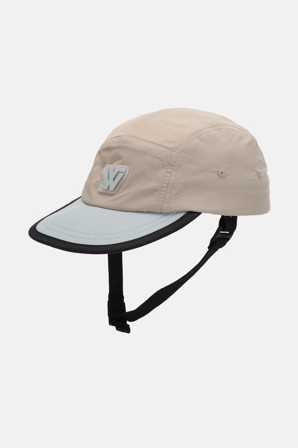 **워터프루프 캠프캡 키즈 폴페로**는 아이보리 핑크, 베이지 그린, 딥그린 등 5가지 다채로운 색상으로 출시되어 일상 및 아웃도어 활동에 적합합니다. 방수 기능과 통기성을 갖춘 나일론/폴리에스터 혼방 소재로 제작되었으며, 얇고 부드러운 촉감의 14cm 모자 깊이와 6cm 챙 넓이로 편안한 착용감을 제공합니다. 경량 디자인에 땀 흡수 밴드, 메쉬 안감, 사이즈 조절 기능, 겨울용 버클, 로고 패치, 턱끈, 버클 등의 디테일이 더해져 실용성과 스타일을 모두 만족시킵니다.
