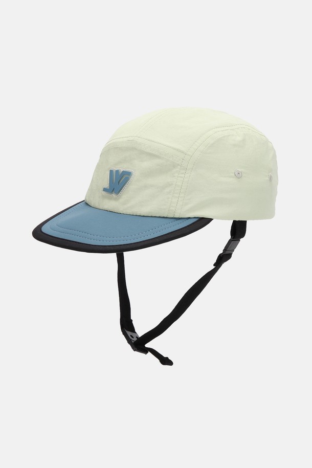 방수 기능과 통기성을 갖춘 워터프루프 캠프캡 키즈 폴페로입니다. 4-7세 아동을 위한 모자로, 14cm 모자 깊이와 6cm 챙 넓이로 제작되었습니다. 메쉬 안감, 턱끈, 원터치 버클, 땀 흡수 밴드 등 아웃도어 활동과 물놀이에 적합한 기능성을 제공하며, 아이보리 핑크, 베이지 그린, 딥 그린 등 3가지 색상으로 만나볼 수 있습니다. 얇고 가벼운 나일론, 폴리에스테르 소재에 무지 디자인과 로고 패치 장식으로 포인트를 더했습니다.
