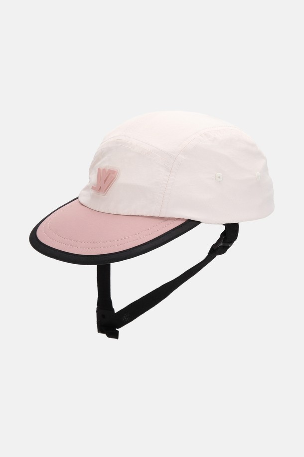 키즈 폴페로 워터프루프 캠프캡은 아이보리 핑크, 베이지 그린, 딥 그린 3가지 색상으로 출시되었으며, 나일론과 폴리에스테르 소재로 제작되어 부드러운 촉감과 얇은 두께감이 특징입니다. 방수 기능과 통기성을 갖춰 일상 및 아웃도어 활동에 적합하며, 14cm 모자 깊이와 6cm 챙 넓이, 로고 패치, 턱끈, 버클 등의 디자인으로 포인트를 더했습니다. 50-56cm 사이즈 조절 가능하며, 경량 메쉬 안감과 흡습속건 스웨트밴드로 편안한 착용감을 제공합니다.
