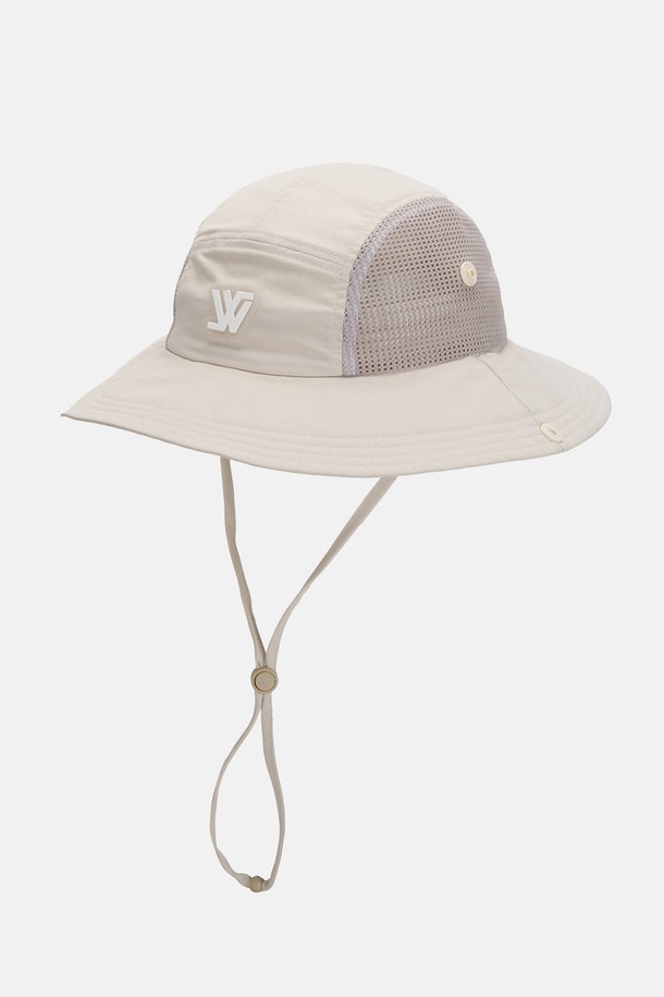 메쉬 캠프 버킷햇 키즈 로스코는 통기성이 뛰어난 메쉬 배색 디자인과 14cm 깊이의 편안한 착용감을 제공합니다. 발수 기능과 턱끈, 안전 버클 설계로 활동적인 아이들에게 적합하며, 챙 넓이 7.2cm로 햇빛을 효과적으로 가려줍니다. 베이지, 카키, 블랙 3가지 색상으로 출시되어, 봄, 여름철 일상에서 스타일리시하게 연출할 수 있습니다.
