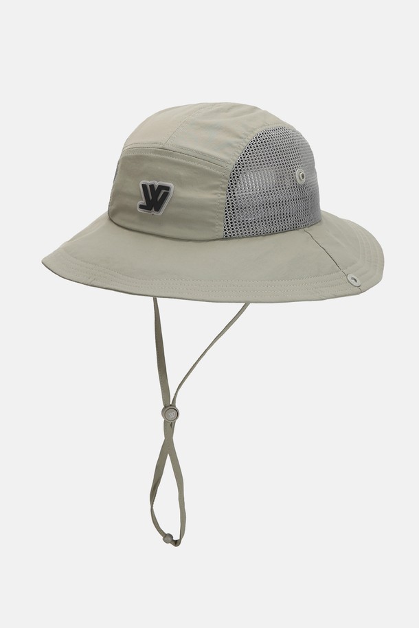 로스코 메쉬 캠프 버킷햇 키즈는 나일론, 면, 폴리에스터, 폴리우레탄 혼방 소재로 제작되어 부드러운 촉감과 가벼운 착용감을 선사하며, 봄, 여름철 야외 활동에 적합합니다. 베이지, 카키, 블랙 3가지 색상으로 출시되었으며, 14cm 깊이의 모자에 7.2cm 챙, 무지 패턴, 메쉬 배색 디자인, 심볼 로고 고무 와펜, 사파리햇 변형, 안전 버클, 물에버 스웨트밴드, 턱끈, 사이즈 조절 기능, 통기, 발수 기능으로 아이들의 편안함과 스타일을 모두 만족시킵니다. 
