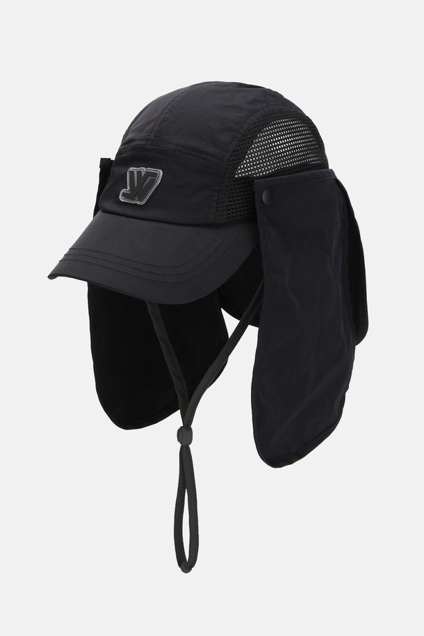 메쉬 선쉐이드캡 키즈 토마르는 나일론, 면, 폴리우레탄, 폴리에스터 등 4가지 소재로 제작되어 통기성과 발수 기능이 뛰어난 여름철 필수 아이템입니다. 14cm 깊이의 모자에 6.5cm 챙이 넓게 디자인되어 자외선을 효과적으로 차단하며, 라이트 그레이와 카키 2가지 색상으로 출시되었습니다. 원터치 버클 사이즈 조절, 탈부착 선쉐이드, 땀받이, 안전 버클, 내부 스웨트밴드 등 다양한 기능과 편의성을 제공합니다.
