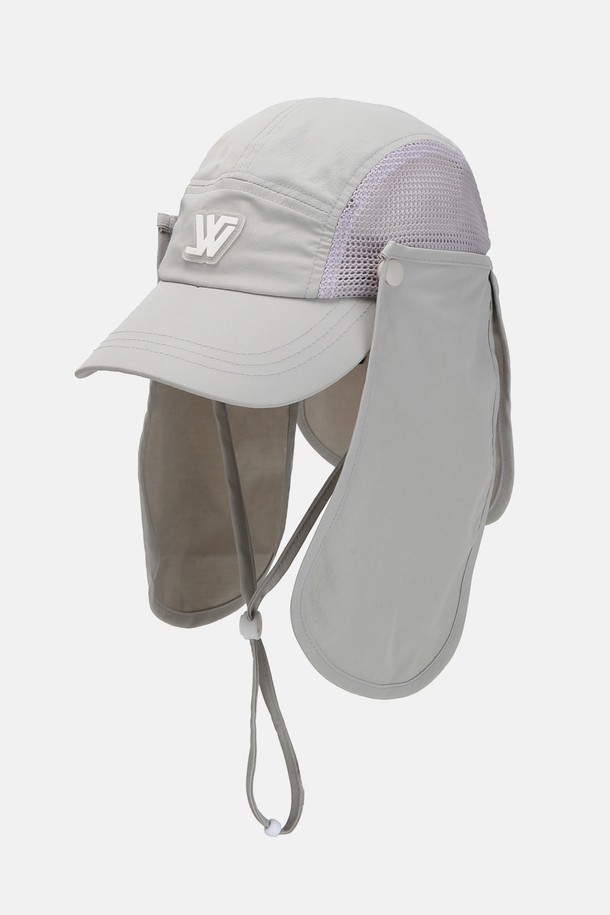 메쉬 선쉐이드캡 키즈 토마르 (3 colors)는 자외선으로부터 아이들의 연약한 피부를 보호해주는 선쉐이드캡입니다. 가볍고 통기성이 뛰어난 나일론, 면, 폴리우레탄, 폴리에스터 혼방 소재로 제작되었으며, 얇은 두께감과 6.5cm의 챙 넓이로 편안함과 자외선 차단 효과를 동시에 제공합니다. 14cm 모자 깊이, 무지 디자인, 탈부착 선쉐이드, 턱끈과 원터치 버클, 내부 땀받이, 안전 버클 및 사이즈 조절 기능으로 활동성과 안전성을 높였으며, 어린이 제품 안전 특별법에 적합합니다.
