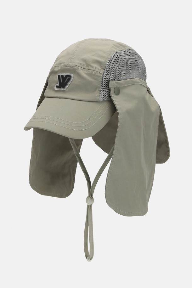 메쉬 선쉐이드캡 키즈 토마르는 4-7세 아이들을 위한 자외선 차단 모자입니다. 라이트 그레이, 카키 색상으로 출시되었으며, 통기성이 뛰어난 메쉬 소재와 가볍고 시원한 착용감을 제공합니다. 14cm 모자 깊이, 6.5cm 챙 넓이로 햇빛을 효과적으로 가려주며, 안전 버클, 원터치 버클, 턱끈, 스웨트밴드 등의 디테일로 편안함과 실용성을 더했습니다.
