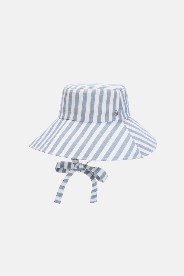 퍼플라벨의 이태리 린넨코튼 플로피햇 네타냐는 시원한 여름 스타일을 완성하는 여성 모자입니다. 린넨과 면 혼방 소재로 제작되어 통기성이 뛰어나고, 11cm 챙과 8.5cm 모자 깊이로 햇빛을 효과적으로 가려줍니다. 사이즈 조절 기능과 내부 땀받이, 고급스러운 퍼플라벨 금속 장식, 스트라이프 패턴이 돋보이며, 전용 박스에 담겨 제공됩니다.
