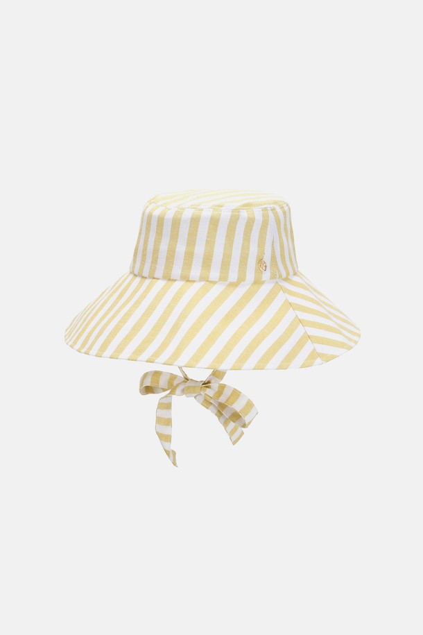 퍼플라벨의 "네타냐" 플로피햇은 이태리 린넨과 코튼 혼방 소재로 제작되어 시원하고 부드러운 착용감을 선사합니다. 여름철 여성 패션을 완성할 수 있는 모자로, 챙 넓이 11cm, 모자 깊이 8.5cm로 디자인되었으며, 퍼플과 스트라이프 두 가지 컬러 옵션으로 제공됩니다. 통기성이 우수하며, 사이즈 조절 끈과 챙 와이어가 내장되어 있어 편안한 착용감을 제공하고, 메탈 장식으로 포인트를 더했습니다. 또한, 고급스러운 전용 박스에 담겨 제공됩니다.
