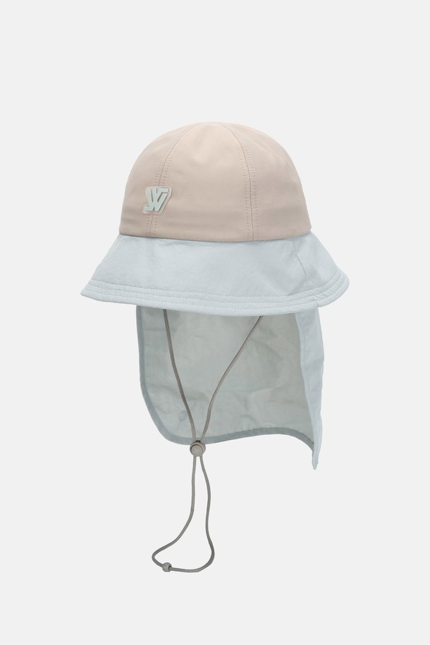 **워터프루프 UV 차양막 투톤 버킷햇 키즈 도랜즈는** 4-7세 어린이를 위한 여름철 필수 아이템입니다. 방수, UV 차단, 통기성, 경량 기능을 갖춘 이 버킷햇은 나일론과 폴리에스테르 소재로 제작되었으며, 15cm 깊이와 7cm 챙 넓이로 햇빛을 효과적으로 막아줍니다. 아이보리 핑크, 베이지 그린, 딥그린 색상의 투톤 디자인, 메쉬 안감, 반사 로고, 턱끈, 벨크로, 탈부착 가능한 햇빛가리개, 이너 스웨트밴드, 안전버클 등의 디테일이 돋보입니다.
