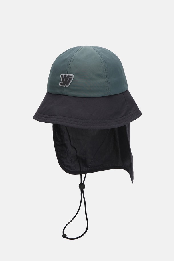 도랜즈 키즈 워터프루프 UV 차양막 투톤 버킷햇은 아이보리 핑크, 베이지 그린, 딥 그린 등 5가지 다채로운 색상으로 출시되었습니다. 나일론과 폴리에스테르 혼방 소재로 제작되어 방수, UV 차단, 경량, 통기성 기능을 갖추어 봄, 여름철 야외 활동에 적합합니다. 턱끈, 로고, 메쉬 디자인, 탈부착 가능한 후면 차양막, 안전 버클, 메쉬 안감, 스웨트밴드 등 다양한 디테일이 돋보이는 버킷햇으로 모자 깊이 15cm, 챙 넓이 7cm입니다.
