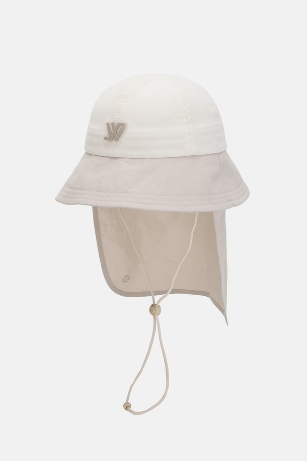 자외선으로부터 소중한 우리 아이 피부를 보호해 줄 워터프루프 UV 차양막 투톤 버킷햇입니다. 15cm 깊이로 햇빛을 효과적으로 차단하며, 방수 및 생활 발수 기능으로 쾌적함을 유지합니다. 나일론과 폴리에스터 혼방의 가볍고 튼튼한 소재에 내부 땀받이, 안감 메쉬, 안전 버클, 접이식 차양막 디자인을 더하여 활동성을 높였습니다.
아이보리 핑크, 베이지 그린, 딥그린 등 5가지 투톤 컬러로 출시되어, 무지 스타일의 버킷햇에 고무 와펜과 재귀반사 로고, 턱끈, 벨크로 디자인을 더해 개성 있는 스타일을 연출할 수 있습니다. 봄, 여름철 야외 활동 시 필수 아이템입니다.
챙 넓이 7cm로 햇빛을 효과적으로 가려주고, 턱끈과 벨크로가 있어 활동적인 아이도 편안하게 착용할 수 있습니다.
