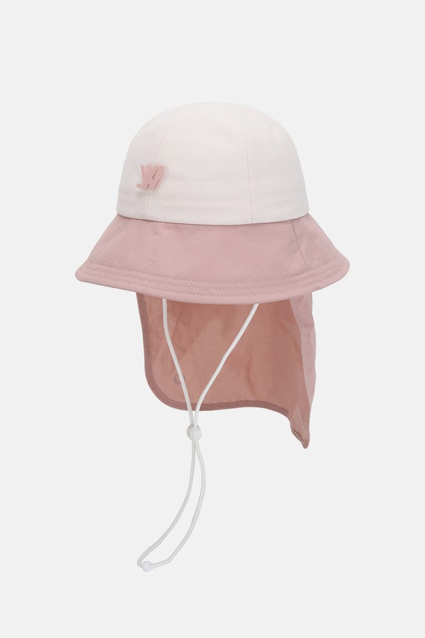 4-7세 아이들을 위한 워터프루프 UV 차양막 투톤 버킷햇입니다. 나일론과 폴리에스터 혼방 소재로 제작되어 가볍고 내구성이 뛰어나며, 15cm 모자 깊이와 7cm 챙으로 햇빛을 효과적으로 가려줍니다. 투톤 디자인과 탈부착 가능한 차양막, 안전 버클, 재귀반사 로고, 쿨에버 스웨밴드, 메쉬 안감 등의 기능으로 일상과 아웃도어 활동 모두에 적합하며, 아이보리 핑크, 베이지 그린, 딥그린 등 3가지 색상으로 만나볼 수 있습니다.
