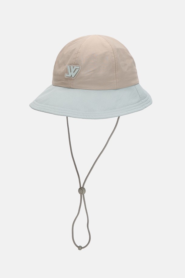 **워터프루프 투톤 변형 라운드햇 키즈 올러튼 (5 colors)**은 나일론과 폴리에스테르 혼방 소재로 제작되어 가볍고 부드러운 촉감을 자랑하며, 봄, 여름, 가을 시즌에 적합합니다. 7cm 챙과 14.5cm 모자 깊이로 햇빛을 효과적으로 가려주며, 방수 기능과 메쉬 안감, 워터프루프 스웻밴드로 쾌적한 착용감을 제공합니다. 아이보리 핑크, 베이지 그린, 딥그린 등 5가지 다채로운 색상으로 출시되었으며, 안전 버클, 조절 가능한 스트랩, 반사 로고 프린트 등의 디테일이 돋보이는 키즈 라운드햇입니다.
