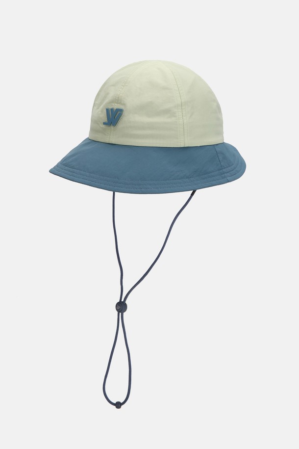 키즈 올러튼 워터프루프 투톤 변형 라운드햇은 아이보리 핑크, 베이지 그린, 딥 그린 등 5가지 다채로운 컬러로 출시되어 일상 및 아웃도어 활동에 적합한 버킷햇입니다. 나일론과 폴리에스테르 혼방 소재로 제작되어 부드러운 촉감과 얇은 두께감을 제공하며, 14.5cm 모자 깊이와 7cm 챙으로 아이들의 햇빛 가리개 역할을 톡톡히 해냅니다. 방수 기능, 통기성, 사이즈 조절 기능, 메쉬 안감, 땀 흡수 이너밴드, 후면 반사 로고, 조절 가능한 후면 스트랩, 안전 버클 등의 다양한 기능과 디자인 장식으로 실용성을 더했습니다.
