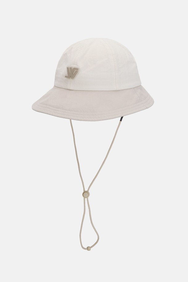 키즈 올러튼 워터프루프 투톤 변형 라운드햇은 아이보리 핑크, 베이지 그린, 딥그린 3가지 색상으로 출시되어 일상 및 아웃도어 활동에 적합합니다. 나일론과 폴리에스터 혼방 소재로 제작되어 가볍고 시원하며, 챙 넓이 7cm, 모자 깊이 14.5cm로 편안한 착용감을 제공합니다. 방수, 발수 기능과 사이즈 조절, 턱끈, 메쉬 안감, 내부 땀받이, 안전 버클, 반사 로고 프린트와 고무 와펜 장식으로 기능성과 디자인을 모두 갖춘 키즈 라운드햇입니다.
